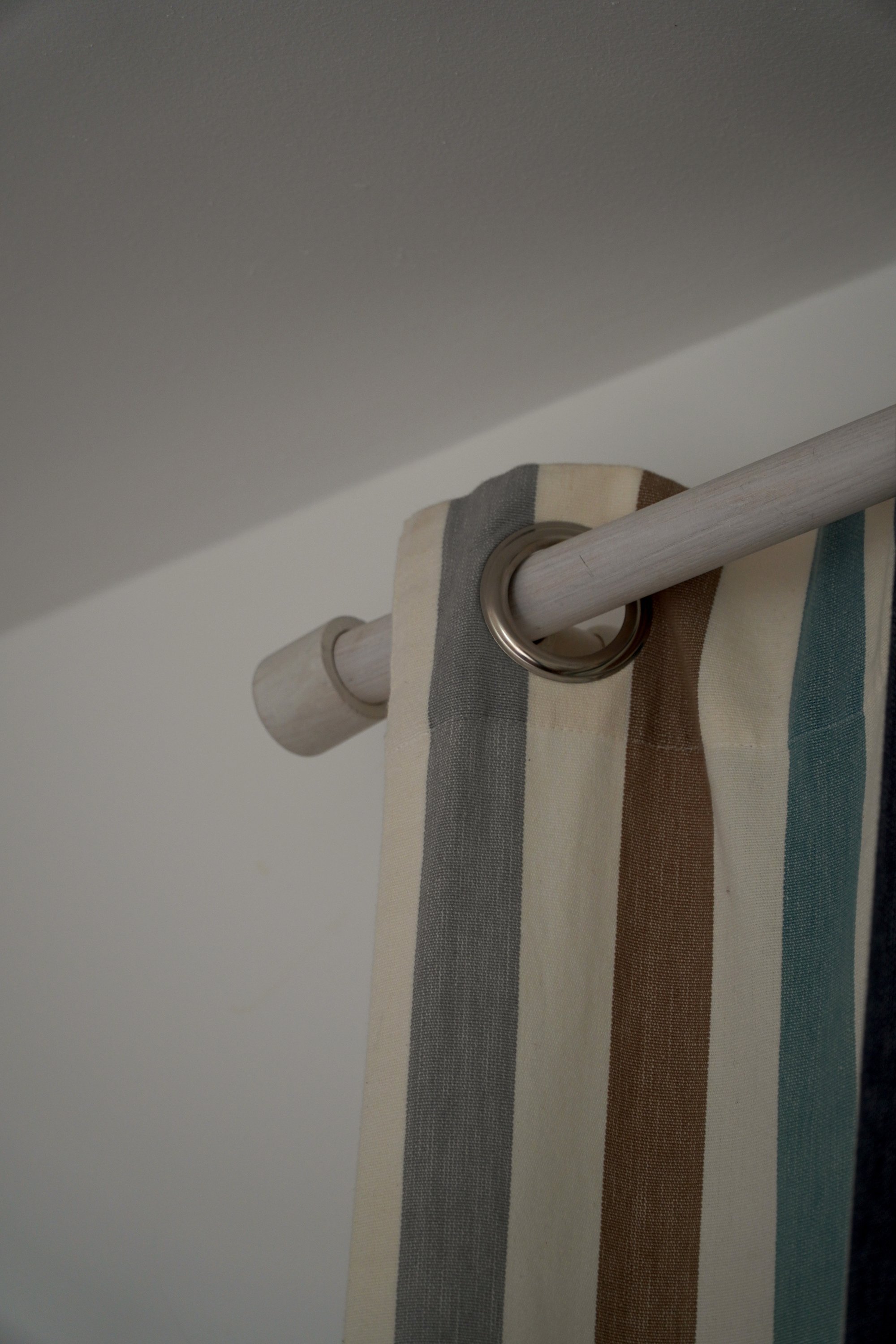 Pose de tringle à rideau, un tableau, un miroir